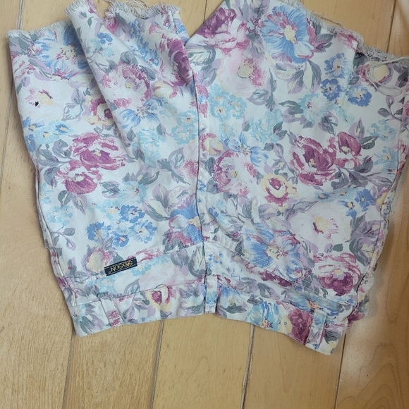 🌸 Vintage Sasson High-Waisted Floral Denim Shorts | Size 5 (Fits XS–S) | EUC 🌸 - Picture 5 of 5